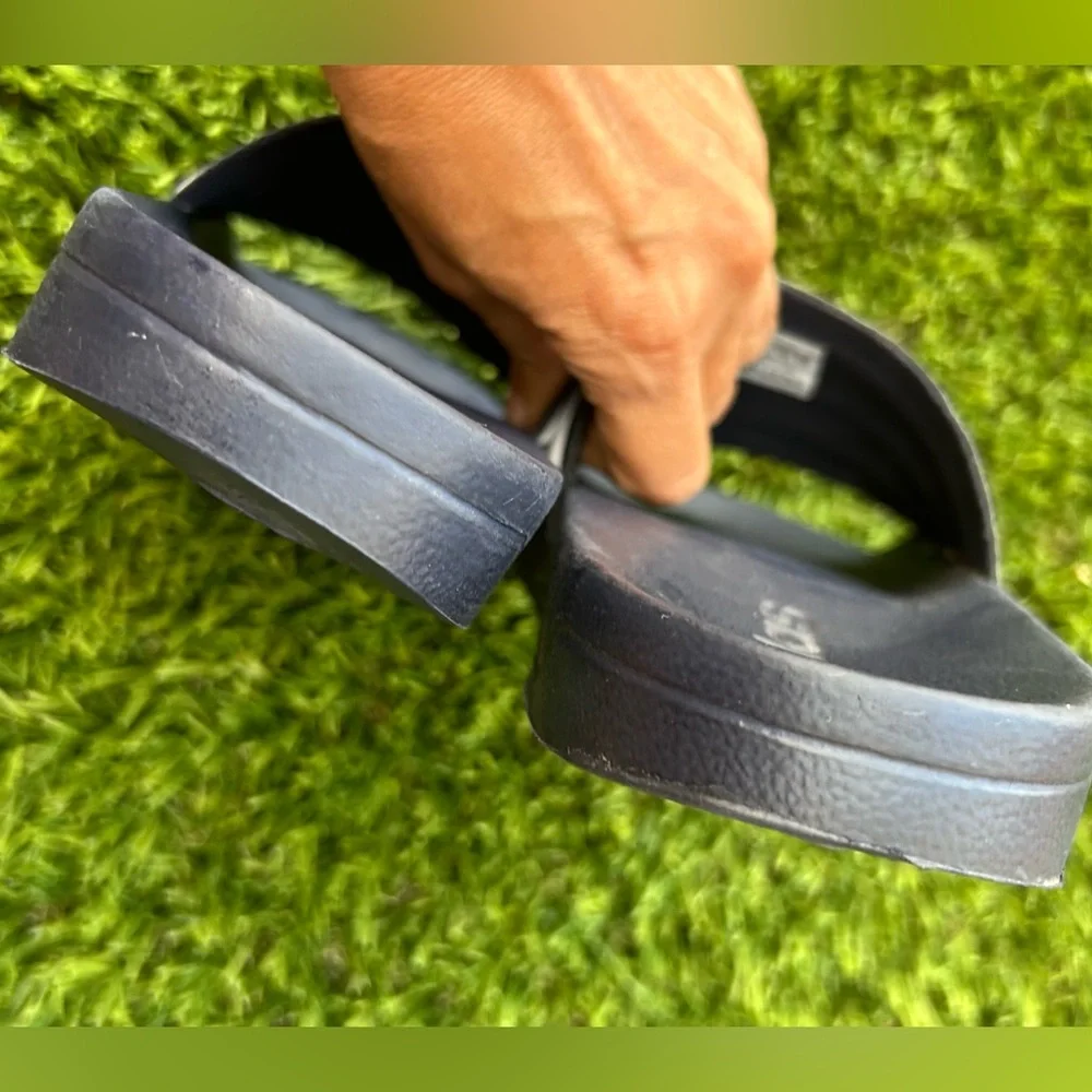 Adidas Adilette Black‎ and White Shower Slides in Excellent Condition SZ 7 COMFY